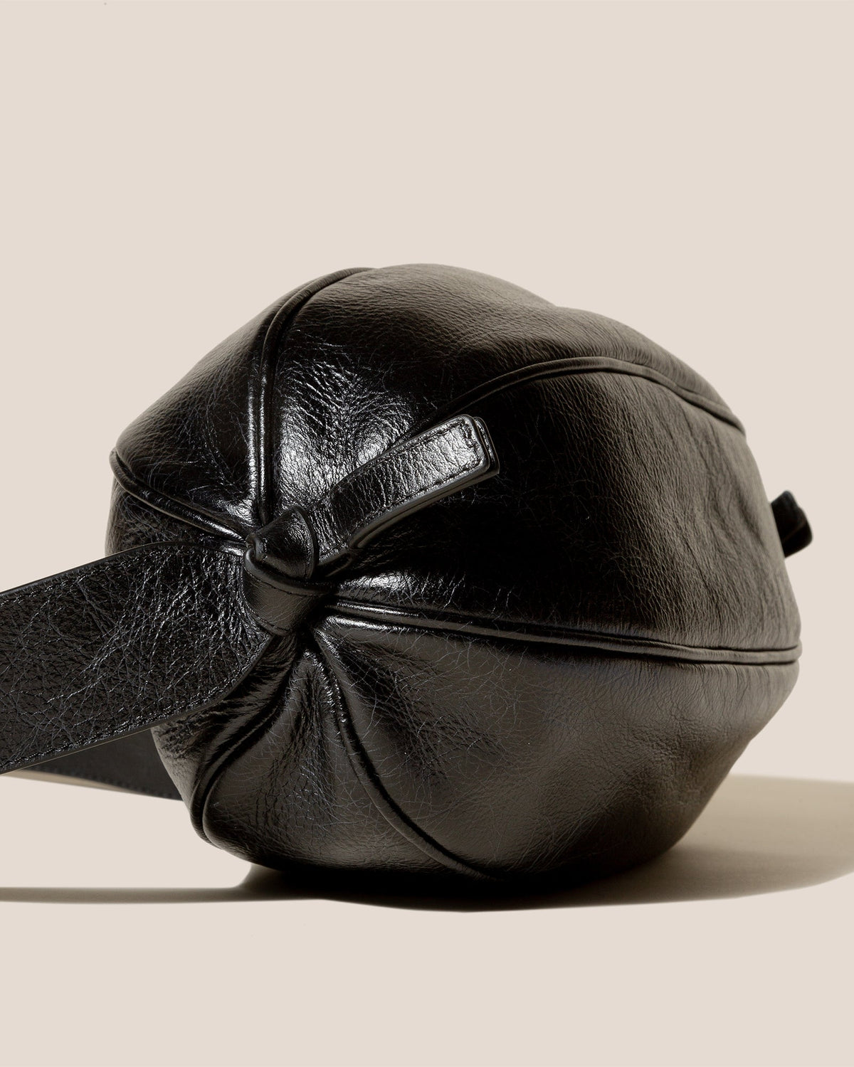 BOYA L DISTRESSED - Ball-Shaped Crossbody Bag