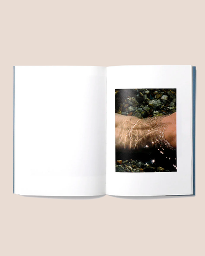 ESTE MAR - Nia Delfau Book