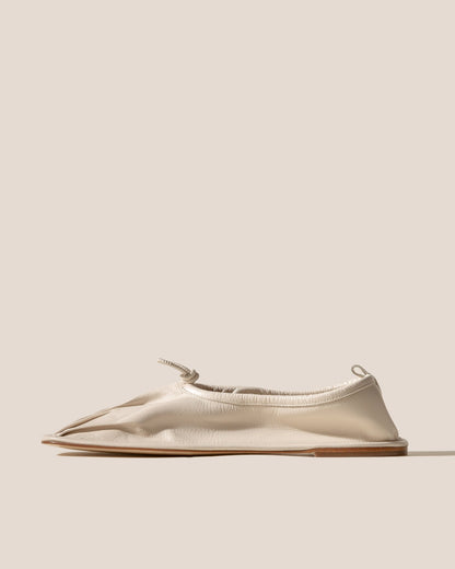 PUNTERA SUPPLE SHINY - Pleated-Toe Pump